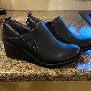 Womens leather wedge booties size 6 NWOT by Sofft in black leather.